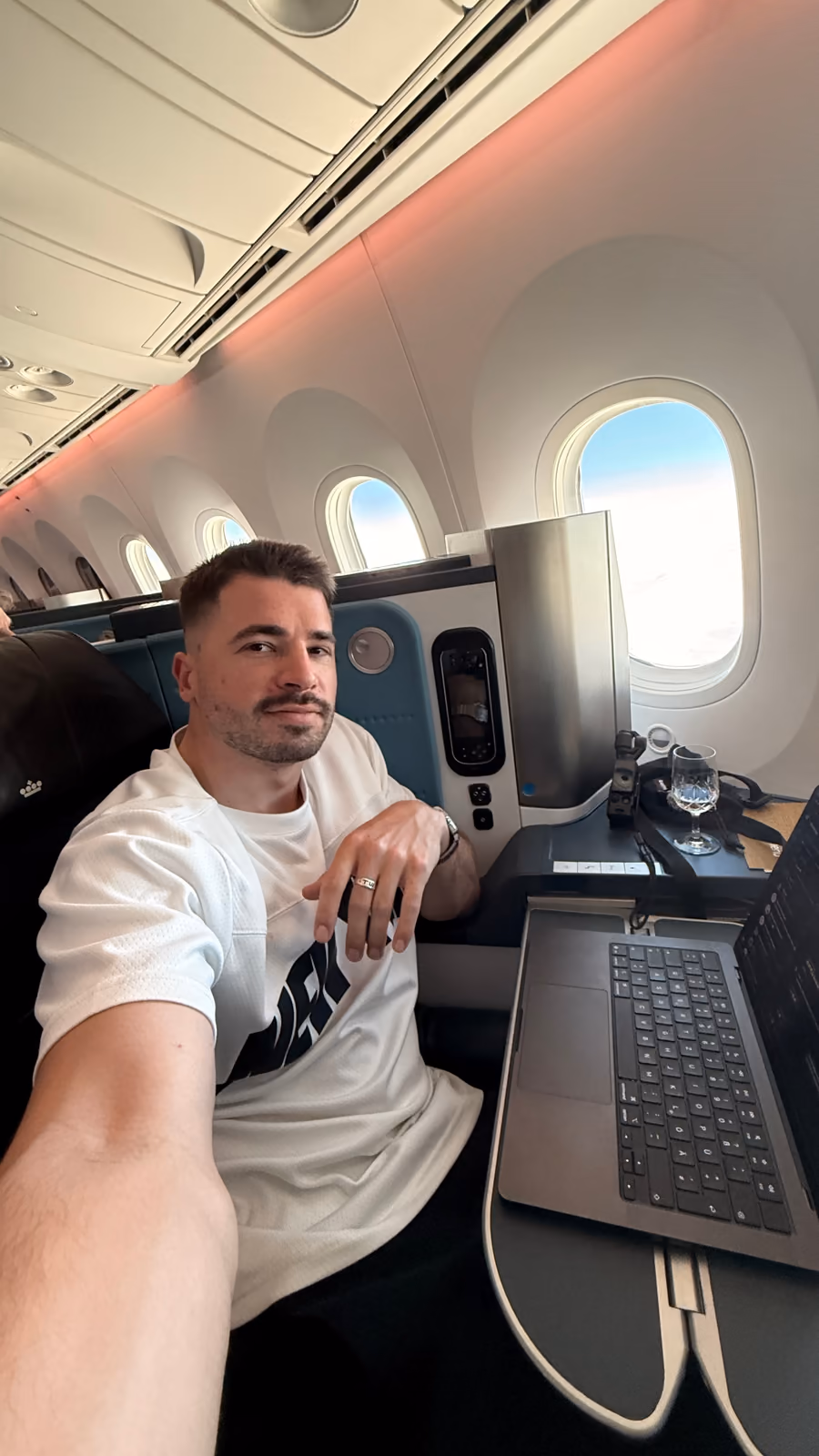 Tobias Weingärtner mit Laptop im Flugzeug