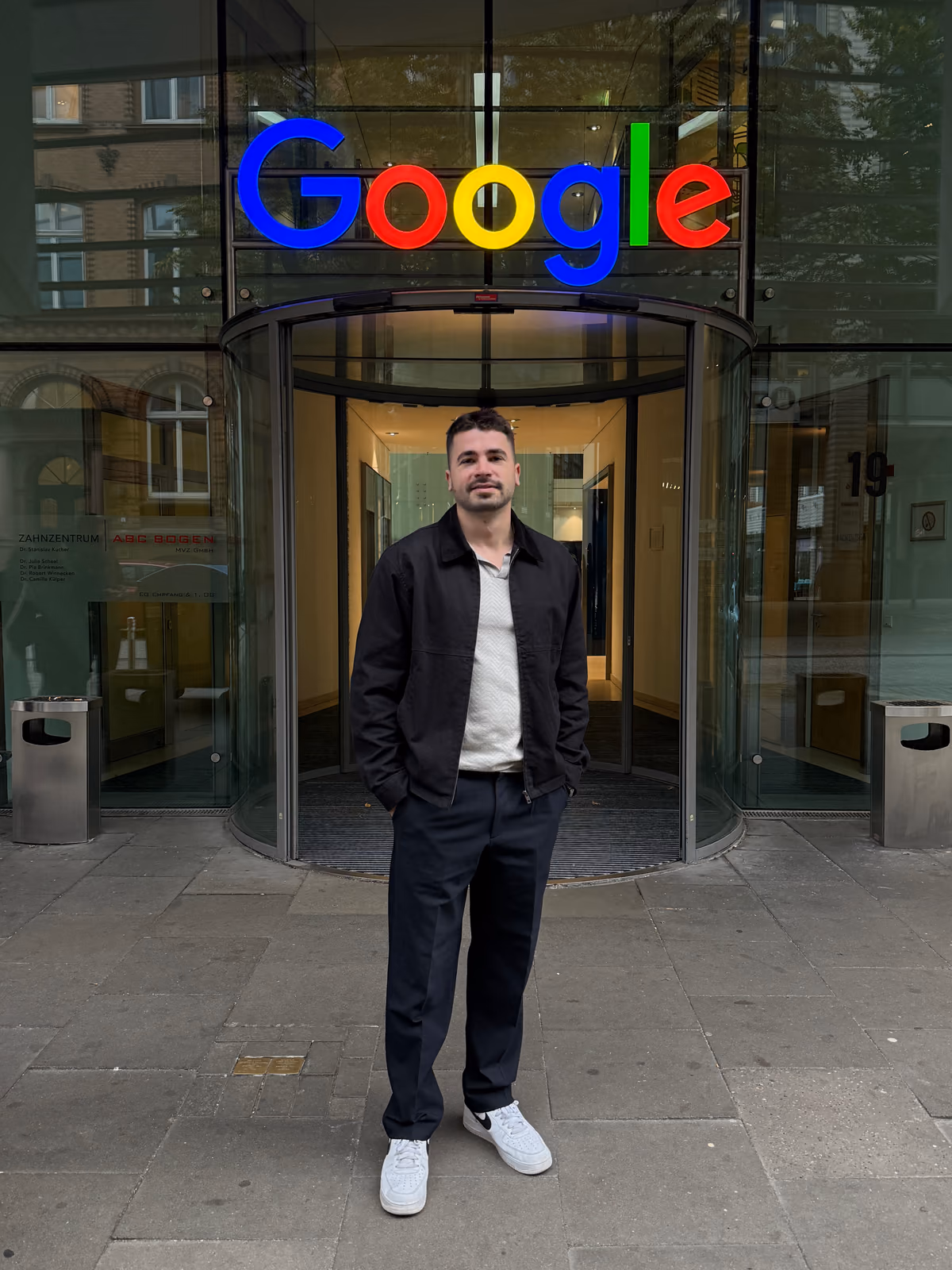 Tobias Weingärtner vor einem Google-Büro